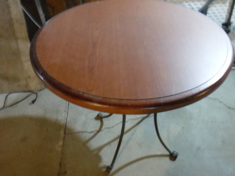 lot 7055 image: Round table