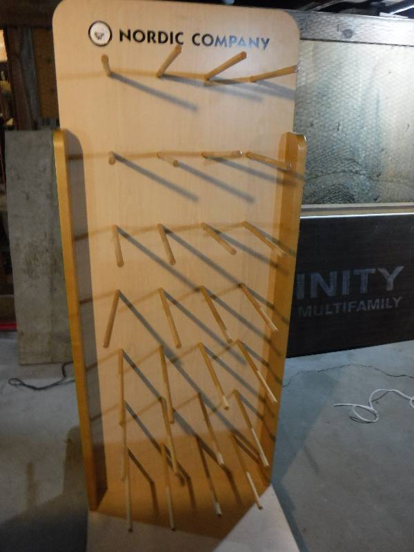 lot 7058 image: display rack on wheels