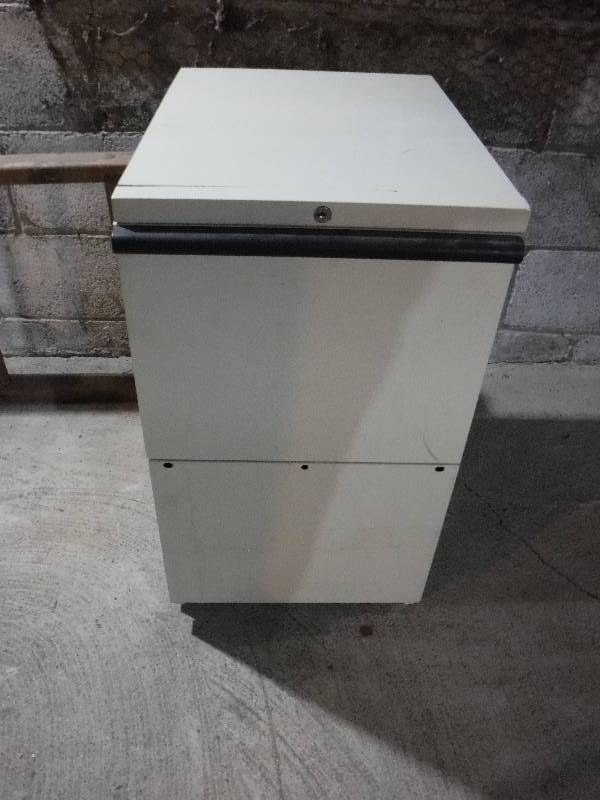 lot 7069 image: 2 drawer file cabinet