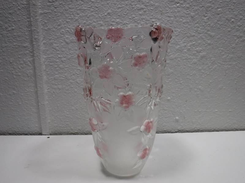 lot 1218 image: Very Nice Vase