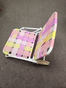 lot 20129 image: Pastel Folding Lawn Chair - Retail $25