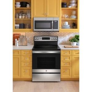 lot 20533 image: Stainless Steel Electric Range with Glass Top Cooktop - Retail $450