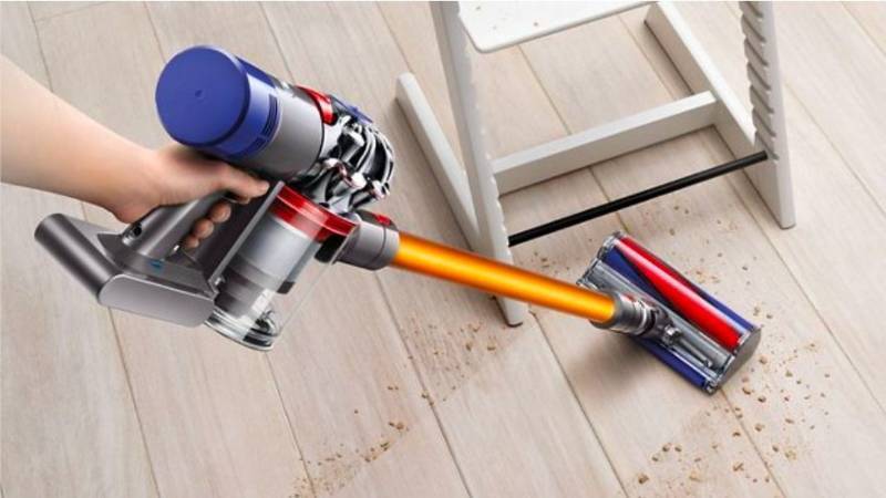 lot 20305R image: Dyson V6 Cordless Stick Vacuum - Retail $150