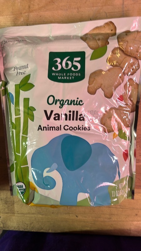 lot 1019181 image: 365 Organic Vanilla Animal Cookies - Retail $4