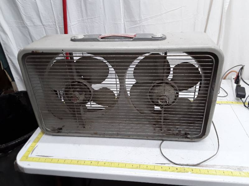 lot 33339 image: Vintage GE Automatic Box Fan, does not power on.