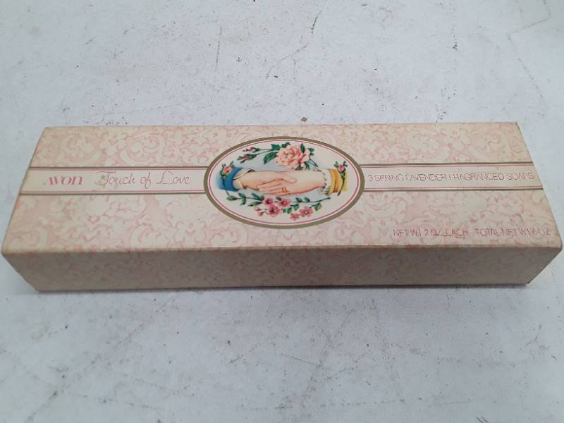 lot 33340 image: Vintage Avon Touch of Love Lavender Soap Set