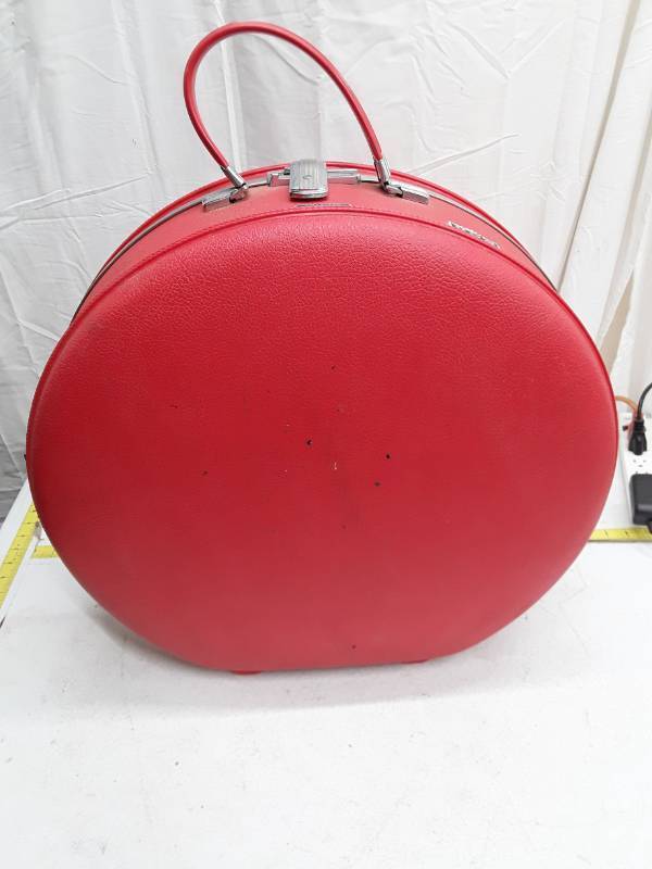 lot 33347 image: Vintage American Tourister BSM Red Hat Box