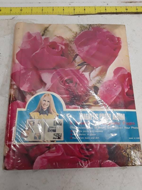 lot 33350 image: Vintage Magnetic Photo Album - Pink Roses Design