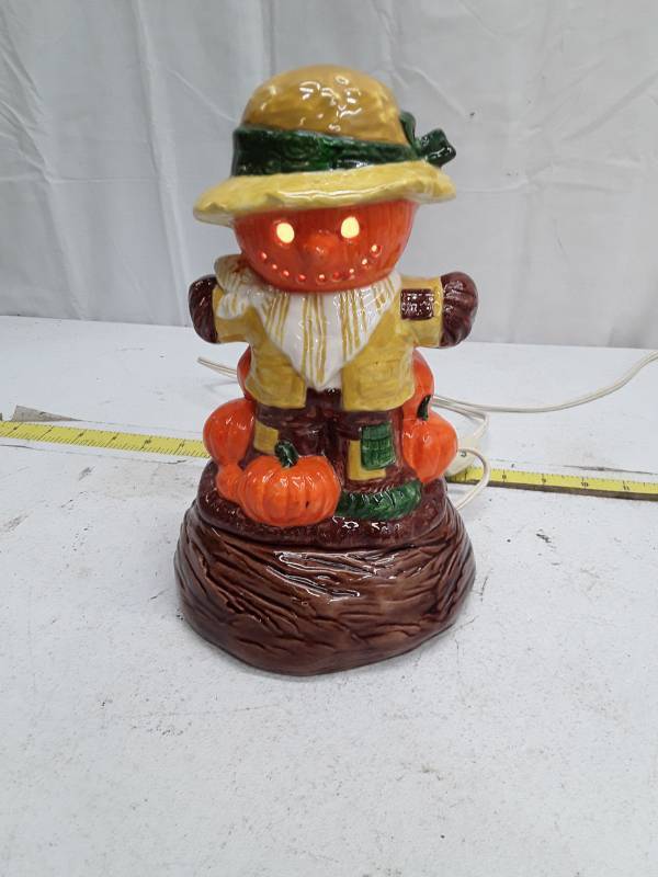 lot 33368 image: Vintage Ceramic Harvest Light-Up Pumpkin Figure
