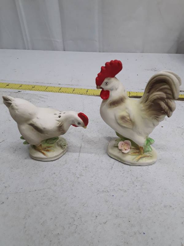 lot 33276 image: Vintage Ceramic Rooster Salt and Pepper Shakers
