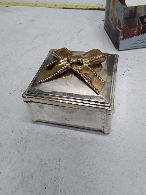 lot 33279 image: Home Trends Silver Plated Square Trinket Box with Gold Bow
