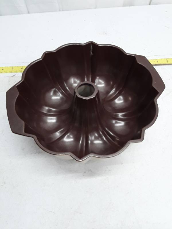 lot 33291 image: Vintage Nordic Ware Microwave Bundt Pan
