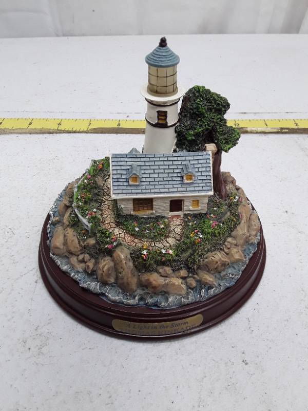 lot 32684 image: Thomas Kinkade, Seaside Memories Lighted Lighthouse