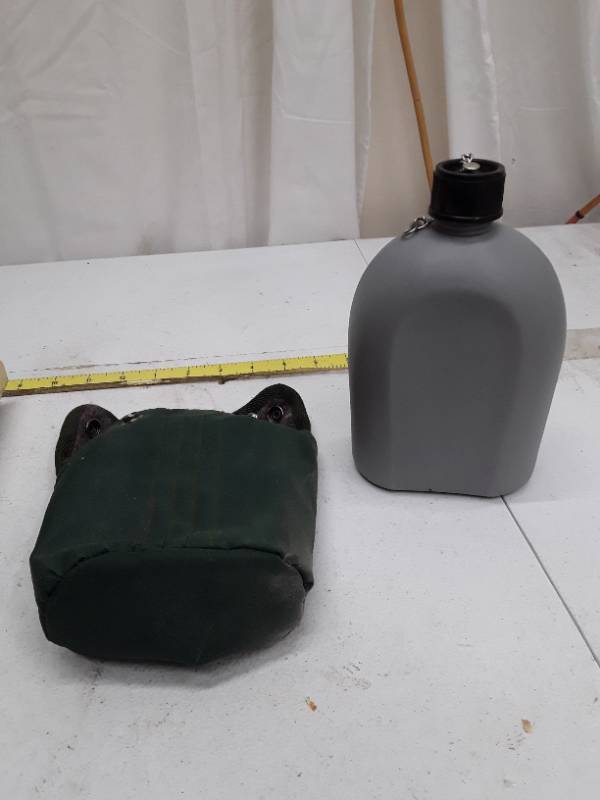 lot 32689 image: Canteen with Carrier, missing belt