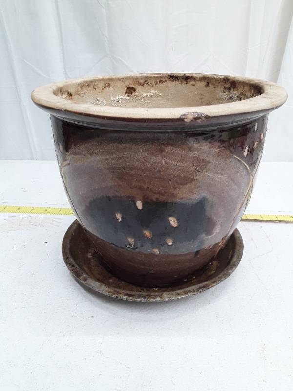 lot 32716 image: Ceramic Planter Pot with Attached Saucer