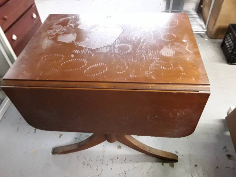 lot 32773 image: Duncan Phyfe Style Drop Leaf Dining Table, rough but could be refinished