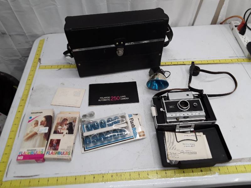 lot 32779 image: Antique Polaroid 250 Land Camera Automatic with Flash Bulbs and Manual