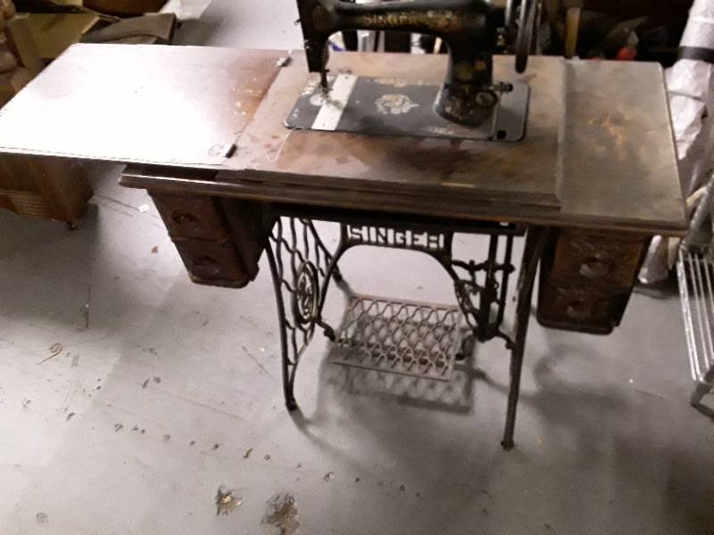 lot 33064 image: Antique Singer Sewing Machine, foot Powered, no belt