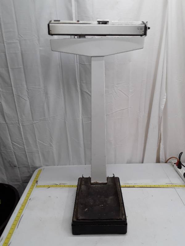 lot 33067 image: Healthometer Model 230 Doctors Scale 350lb Capacity