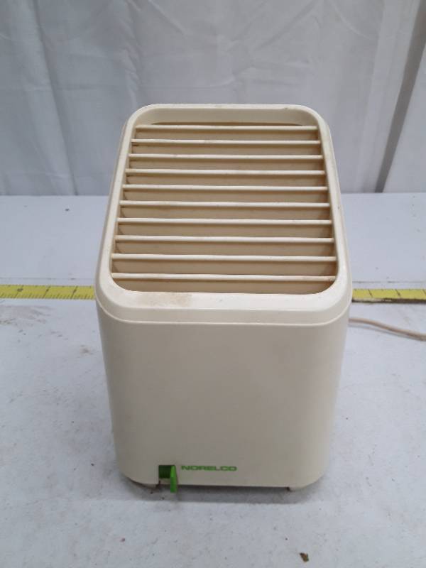 lot 33071 image: Norelco Electric Fan with Filter