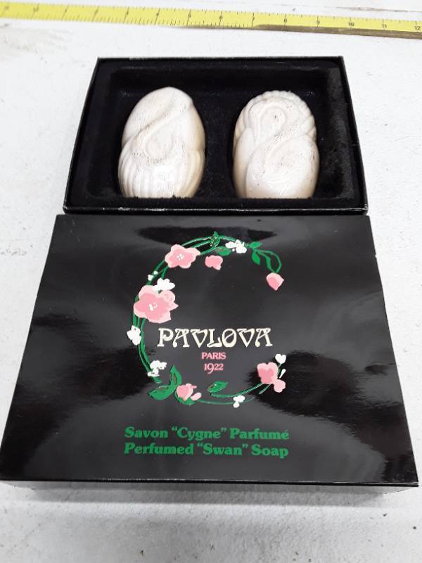 lot 33080 image: Pavlova Paris 1922 Perfumed Swan Soap Set