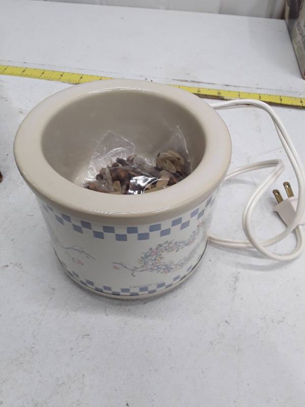 lot 33089 image: Vintage 1988 Rival Potpourri Crock 3206 Blue Floral RibbonHeart Wreath- w Box