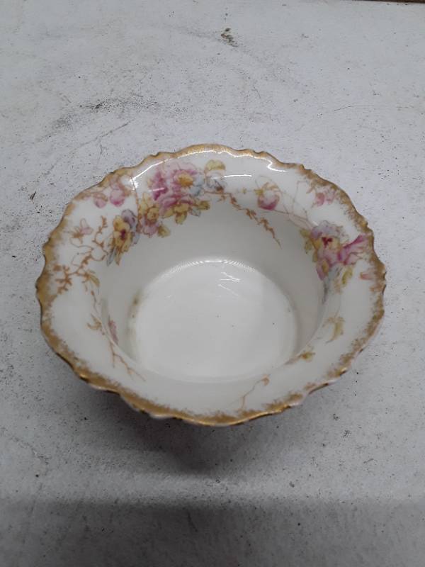 lot 33102 image: Elite Limoges France Porcelain Bowl with Floral Design and Gold Trim
