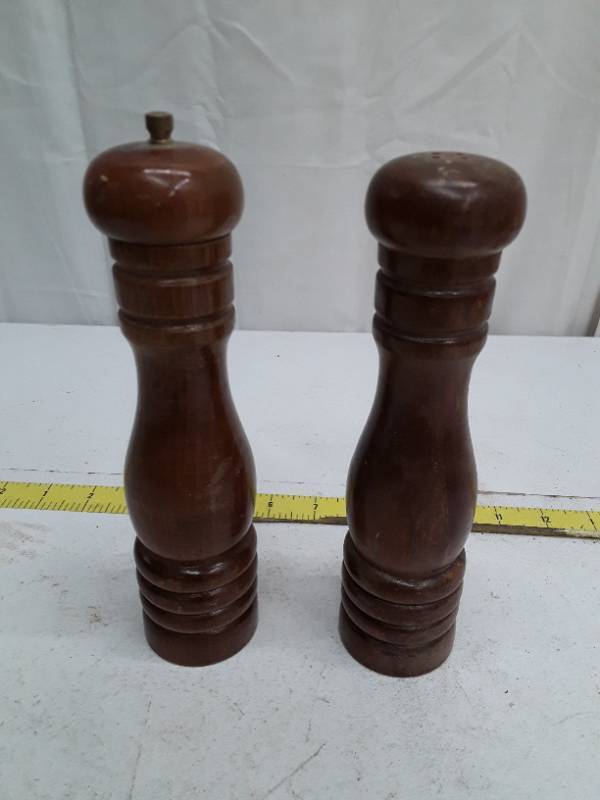 lot 33110 image: Wooden Salt and Pepper Mill Set