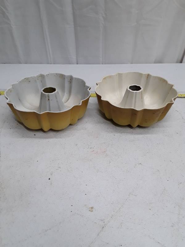 lot 33220 image: Ceramic Fluted Bundt Cake Pan Set