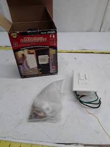 lot 33471 image: Heath-Zenith Wireless Command Motion Light Set, missing sensor