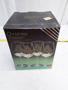 lot 33472 image: Vintage Christmas Treasure Water Goblets Set with Gold Trim