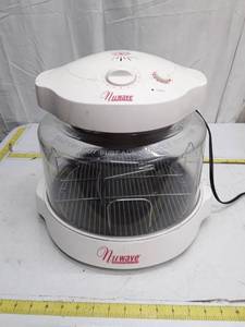 lot 33476 image: Nuwave Infrared Oven - Countertop Convection Cooker, does not power on.