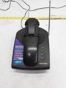 lot 33498 image: Vintage Uniden EXP95 900MHz Cordless Phone, powers on.