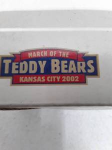 lot 33532 image: 2002 March of the Teddy Bears Kansas City Collector Set