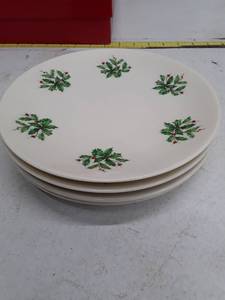 lot 33533 image: Vintage Lenox Holly Pattern Dinner Plates