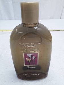 lot 33553 image: Victorias Secret Garden Freesia Bath Bubbles