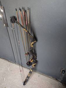 lot 609 image: Vintage Compound Bow with Arrows