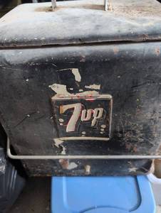 lot 619 image: Vintage 7up Metal Cooler from Louisville