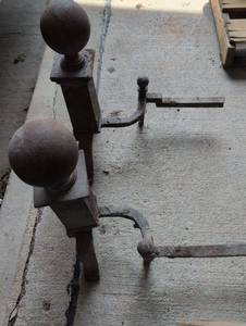lot 624 image: Vintage Cast Iron Fence Post Finials