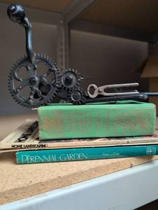 lot 639 image: Vintage Turntable 98 Cast Iron Mechanical Device with Gardening Books