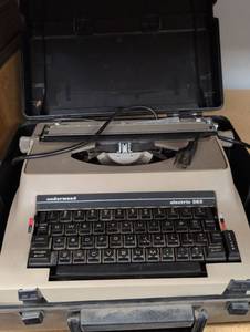 lot 664 image: Vintage Underwood Electric 565 Typewriter