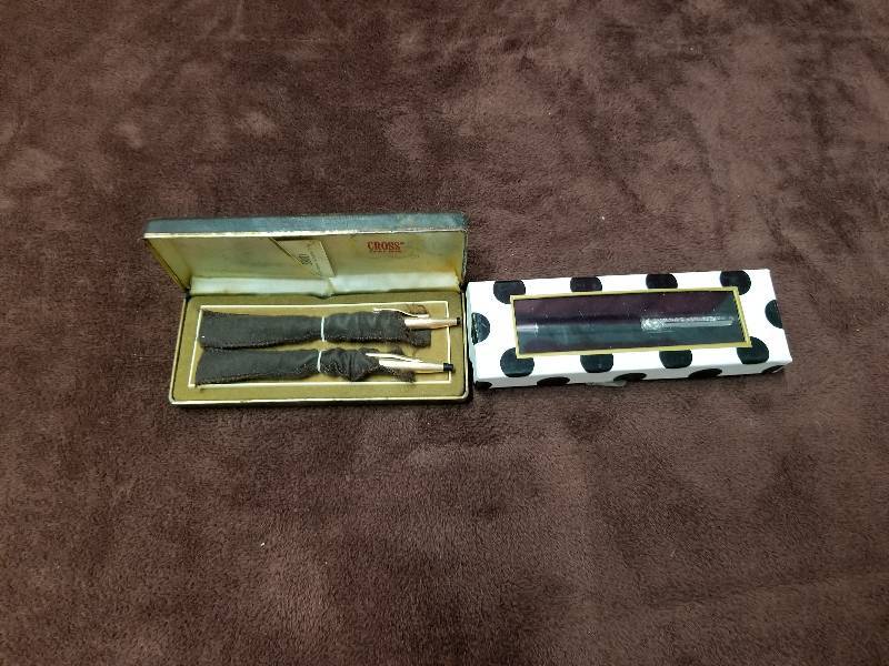 lot 7788 image: 2 Sets of Office Pens