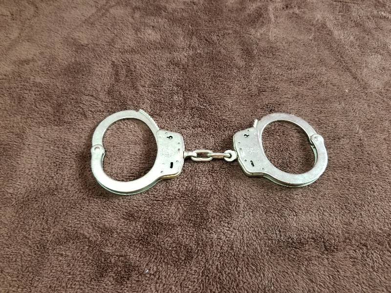lot 7789 image: Handcuffs