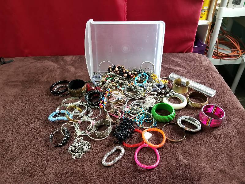 lot 7823 image: Lot of Costume Jewelry Bracelets and Necklaces