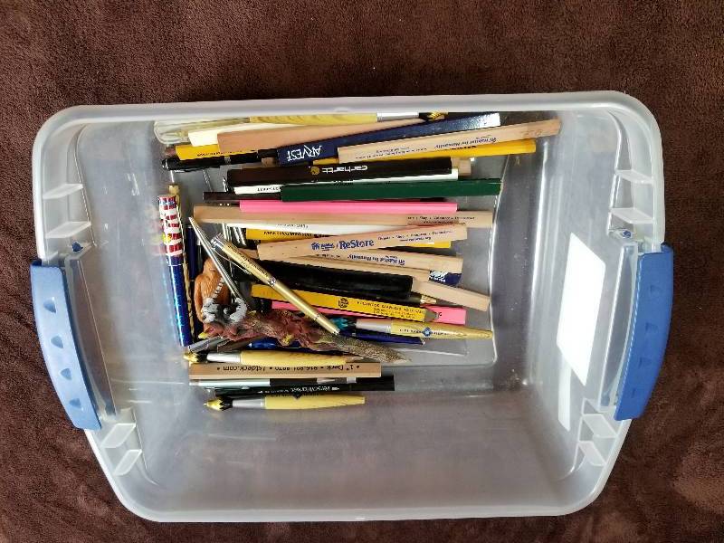 lot 7824 image: Lot of Writing Utensils