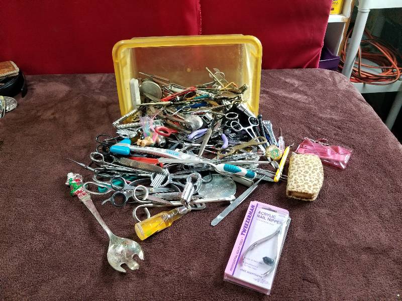 lot 7826 image: Lot of Edward Scissors and Awesome Office Supplies
