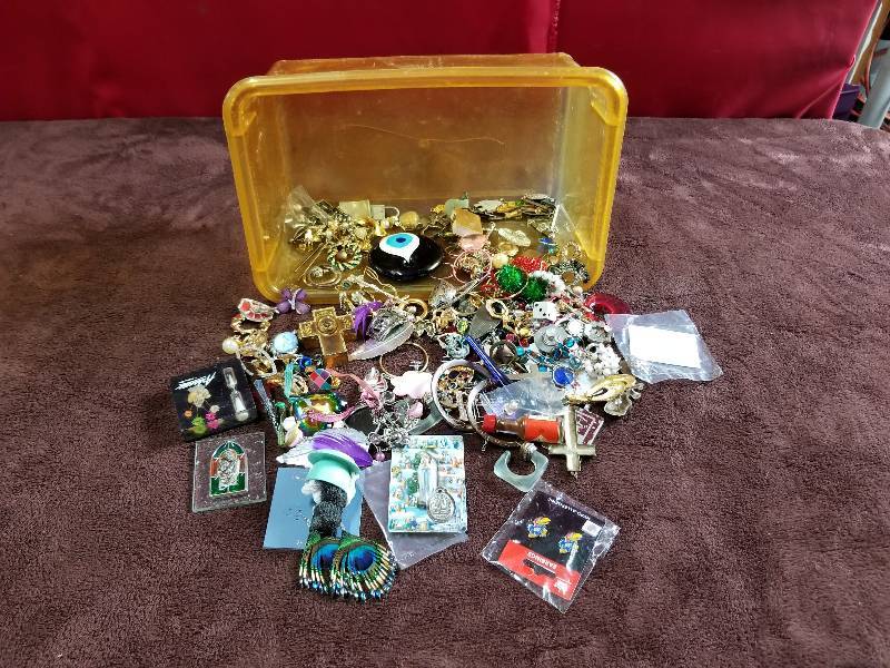 lot 7832 image: Lot of Awesome Jewelry