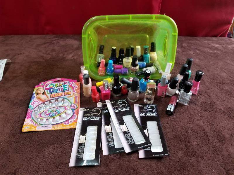 lot 7834 image: Lot of Nail Polish and More