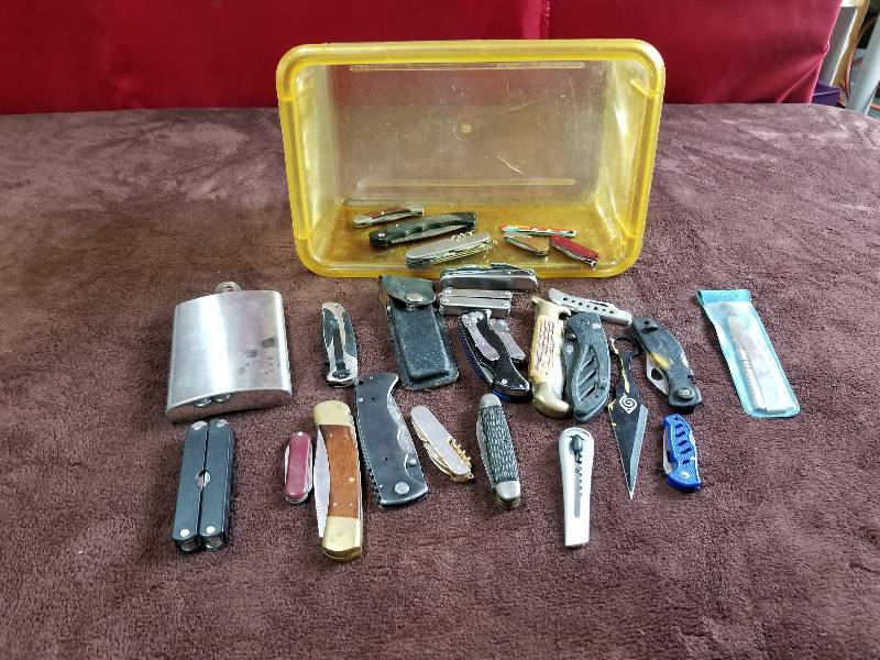 lot 7836 image: Lot of Pocket Knives