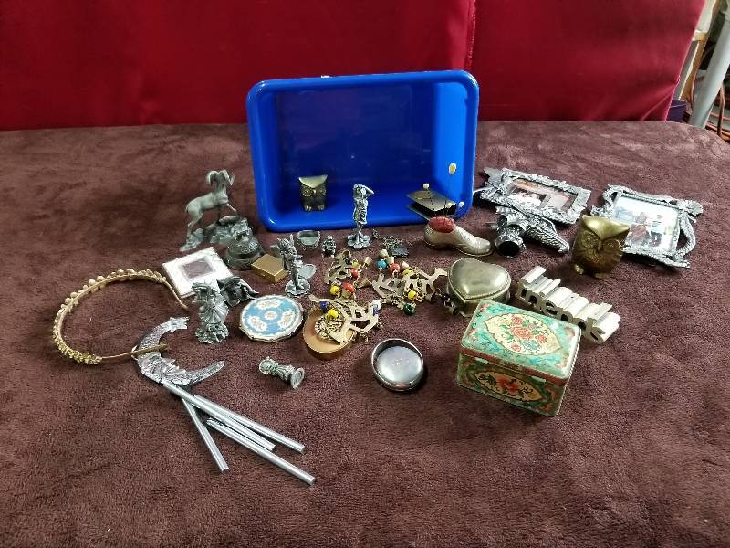 lot 7840 image: Lot of Coolio Nic Nacs